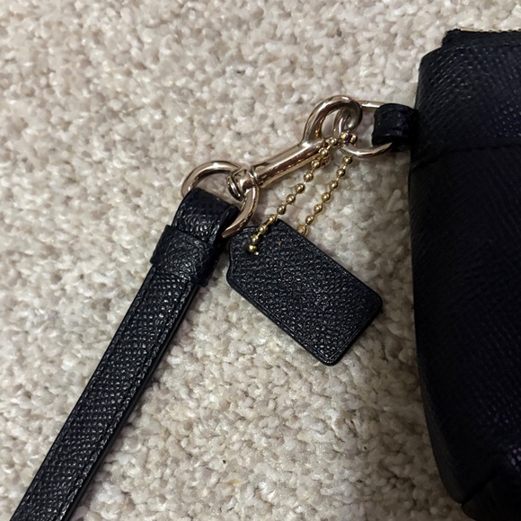Nwot Coach Black pebbled leather  Textured Wristlet - Picture 3 of 14